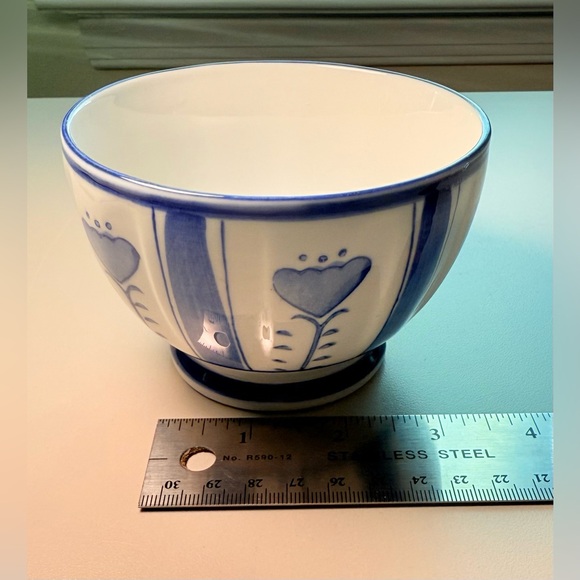 Beautiful Porcelain Painted Bowl w/Blue & White Heart Flowers - Picture 7 of 10